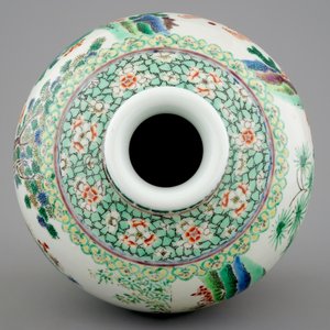 Un vase en porcelaine de Chine famille verte à décor de lettrés dans un jardin, 19ème — photo 5