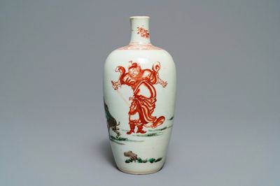 Un vase en porcelaine de Chine famille verte à décor de 'Zhongkui', Kangxi