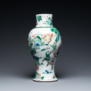 Un vase en porcelaine de Chine famille verte à décor d'une scène guerrière, 19ème — photo 3