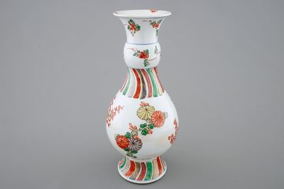 Un vase en porcelaine de Chine famille verte à décor floral, Kangxi