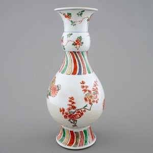 Un vase en porcelaine de Chine famille verte à décor floral, Kangxi — photo 3