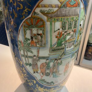 Un vase en porcelaine de Chine famille verte à fond bleu poudré et un vase en famille rose, 19ème — photo 11
