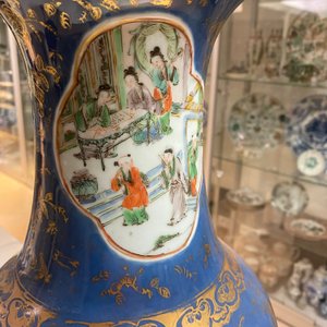 Un vase en porcelaine de Chine famille verte à fond bleu poudré et un vase en famille rose, 19ème — photo 14