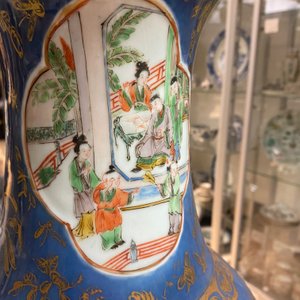 Un vase en porcelaine de Chine famille verte à fond bleu poudré et un vase en famille rose, 19ème — photo 17