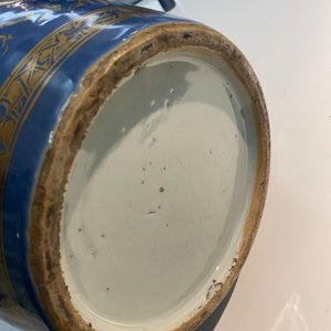 Un vase en porcelaine de Chine famille verte à fond bleu poudré et un vase en famille rose, 19ème — photo 18