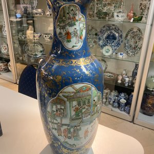 Un vase en porcelaine de Chine famille verte à fond bleu poudré et un vase en famille rose, 19ème — photo 10