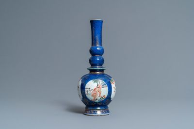 Un vase en porcelaine de Chine famille verte à fond bleu poudré, Kangxi