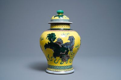 Un vase en porcelaine de Chine famille verte à fond jaune, 19ème