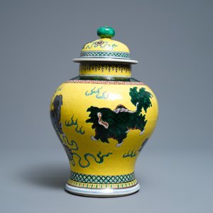 Un vase en porcelaine de Chine famille verte à fond jaune, 19ème — photo 4