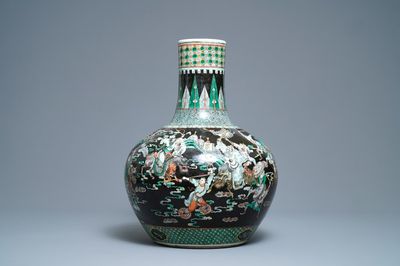 Un vase en porcelaine de Chine famille verte à fond noire, 19ème
