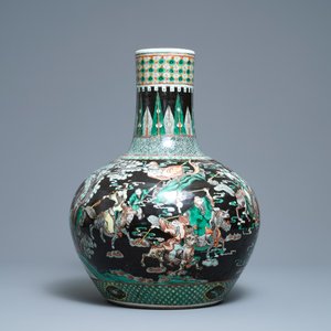Un vase en porcelaine de Chine famille verte à fond noire, 19ème — photo 2