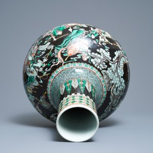 Un vase en porcelaine de Chine famille verte à fond noire, 19ème — photo 5