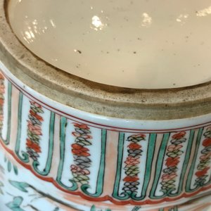 Un vase en porcelaine de Chine famille verte au couvercle en bois sculpté, Kangxi — photo 12