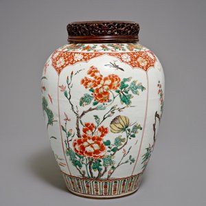 Un vase en porcelaine de Chine famille verte au couvercle en bois sculpté, Kangxi — photo 3