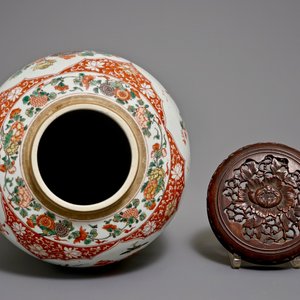 Un vase en porcelaine de Chine famille verte au couvercle en bois sculpté, Kangxi — photo 5