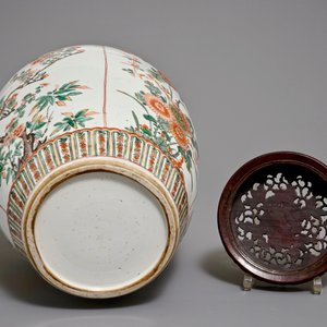 Un vase en porcelaine de Chine famille verte au couvercle en bois sculpté, Kangxi — photo 6