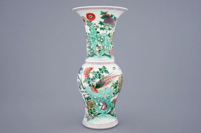 Un vase en porcelaine de Chine famille verte aux fleurs et oiseaux, Kangxi