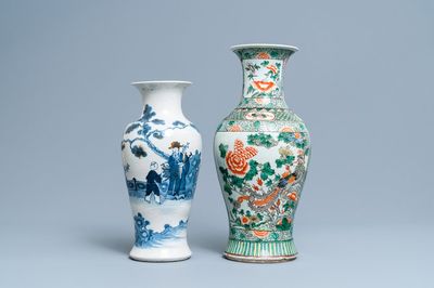 Un vase en porcelaine de Chine famille verte et un en bleu et blanc, 19ème