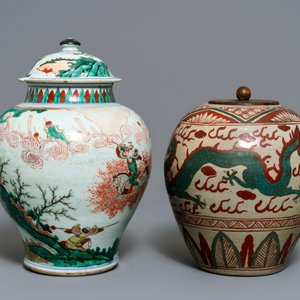 Un vase en porcelaine de Chine famille verte et un pot dit 'de Swatow', époque Transition et 19ème — photo 2