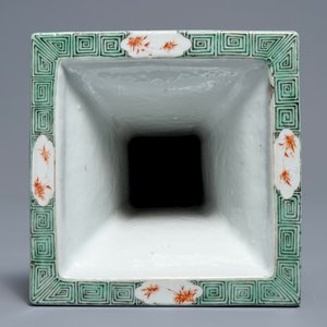 Un vase en porcelaine de Chine famille verte, marque de Kangxi, 19/20ème — photo 5
