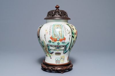 Un vase en porcelaine de Chine famille verte, marque de Kangxi, 19ème