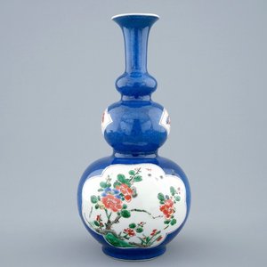 Un vase en porcelaine de Chine famille verte sur bleu poudré, Kangxi — photo 1