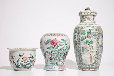 Un vase en porcelaine de Chine famille verte, un pot à fleurs et un vase balustre en famille rose, 18/19ème