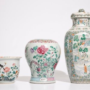 Un vase en porcelaine de Chine famille verte, un pot à fleurs et un vase balustre en famille rose, 18/19ème — photo 1