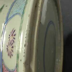 Un vase en porcelaine de Chine famille verte, un pot à fleurs et un vase balustre en famille rose, 18/19ème — photo 14