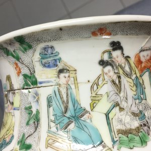 Un vase en porcelaine de Chine famille verte, un pot à fleurs et un vase balustre en famille rose, 18/19ème — photo 18