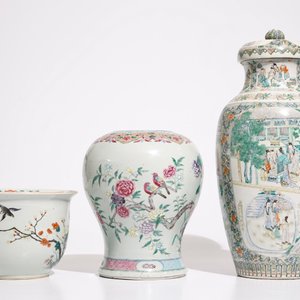 Un vase en porcelaine de Chine famille verte, un pot à fleurs et un vase balustre en famille rose, 18/19ème — photo 2