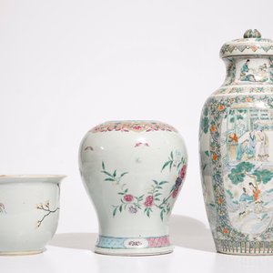 Un vase en porcelaine de Chine famille verte, un pot à fleurs et un vase balustre en famille rose, 18/19ème — photo 3