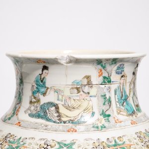 Un vase en porcelaine de Chine famille verte, un pot à fleurs et un vase balustre en famille rose, 18/19ème — photo 7