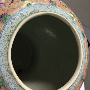 Un vase en porcelaine de Chine famille verte, un pot à fleurs et un vase balustre en famille rose, 18/19ème — photo 10