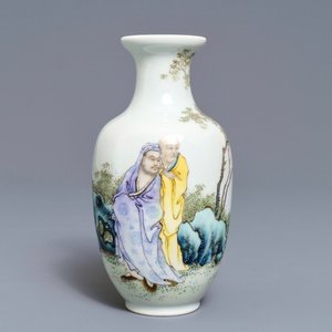 Un vase en porcelaine de Chine fencai à décor de figures dans un paysage, marque de Qianlong, République, 20ème — photo 1