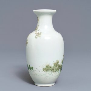 Un vase en porcelaine de Chine fencai à décor de figures dans un paysage, marque de Qianlong, République, 20ème — photo 3