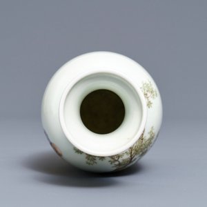 Un vase en porcelaine de Chine fencai à décor de figures dans un paysage, marque de Qianlong, République, 20ème — photo 5