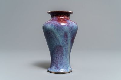 Un vase en porcelaine de Chine flambé, 18/19ème
