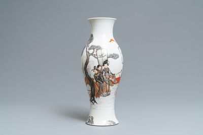 Un vase en porcelaine de Chine grisaille et rouge de fer, marque de Ju Ren Tang, République