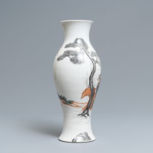 Un vase en porcelaine de Chine grisaille et rouge de fer, marque de Ju Ren Tang, République — photo 2