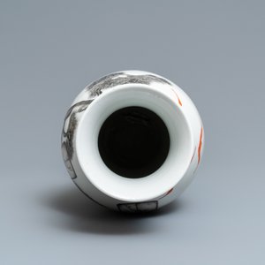 Un vase en porcelaine de Chine grisaille et rouge de fer, marque de Ju Ren Tang, République — photo 5