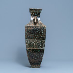 Un vase en porcelaine de Chine imitant le bronze, marque de Qianlong, République — photo 2