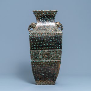 Un vase en porcelaine de Chine imitant le bronze, marque de Qianlong, République — photo 3
