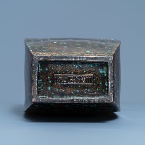 Un vase en porcelaine de Chine imitant le bronze, marque de Qianlong, République — photo 6