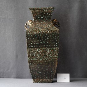Un vase en porcelaine de Chine imitant le bronze, marque de Qianlong, République — photo 7