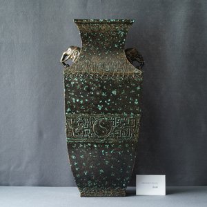 Un vase en porcelaine de Chine imitant le bronze, marque de Qianlong, République — photo 8