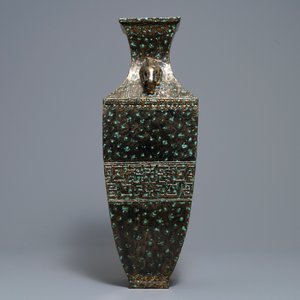 Un vase en porcelaine de Chine imitant le bronze, marque de Qianlong, République — photo 2