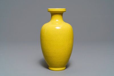 Un vase en porcelaine de Chine jaune monochrome, marque de Kangxi, 19ème