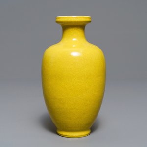 Un vase en porcelaine de Chine jaune monochrome, marque de Kangxi, 19ème — photo 3