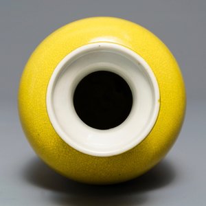 Un vase en porcelaine de Chine jaune monochrome, marque de Kangxi, 19ème — photo 5